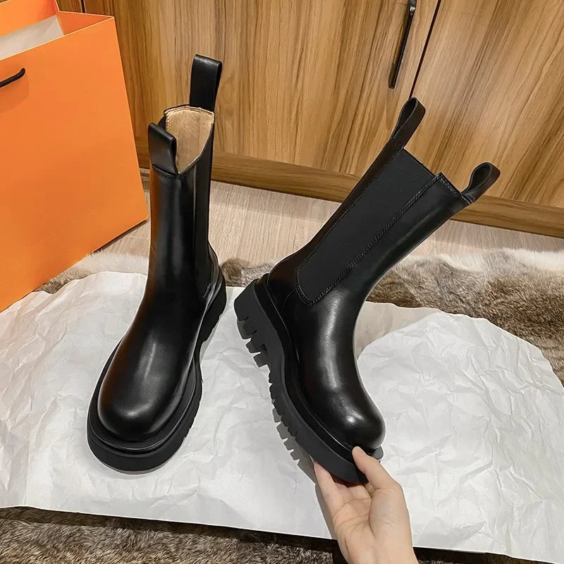 Bota Feminina de Inverno em Couro Legítimo - Lumi